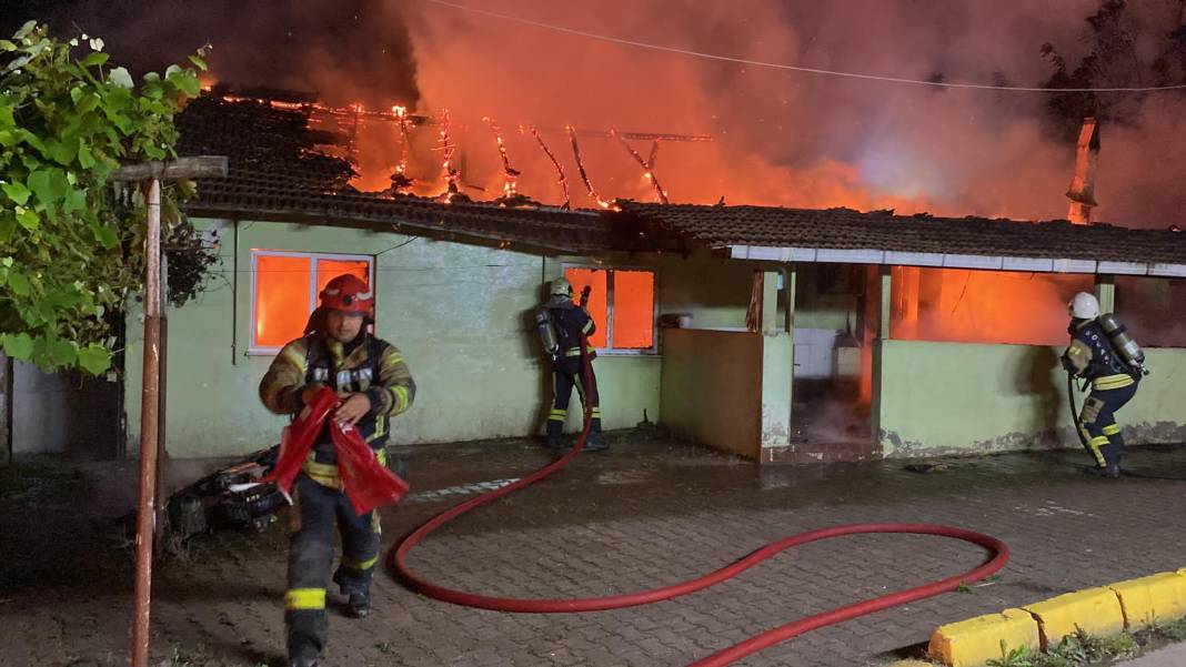 Kocaeli'de ‘pes’ dedirten olay: Alkol alıp, annesi de içerideyken evi ateşe verdi 6